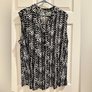 Black and white sleeveless blouse by Roz & Ali, size 1X. Like new condition!